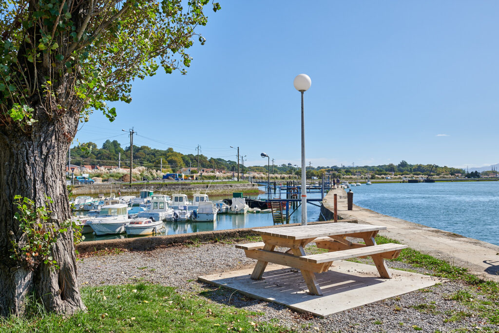 Banc de picnic avec vue sur le port de Boucau